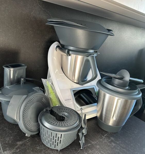 Thermomix TM6 avec de nombreux accessoires
