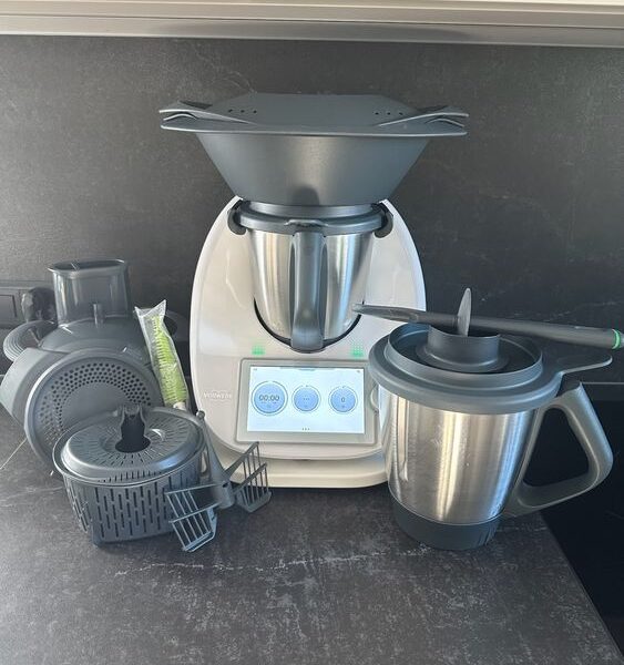 Thermomix TM6 avec de nombreux accessoires